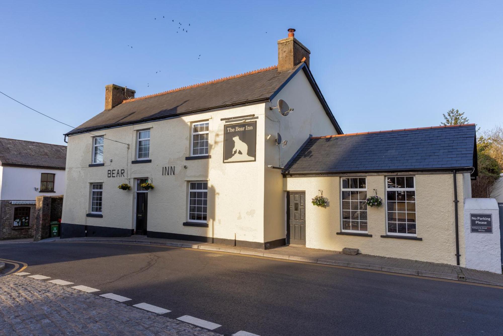 The Bear Inn 兰特里森特 外观 照片